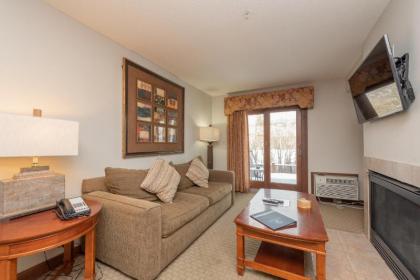 A117- Lake View Suite with 1 Bedroom Private Bathroom Kitchenette & Keurig!