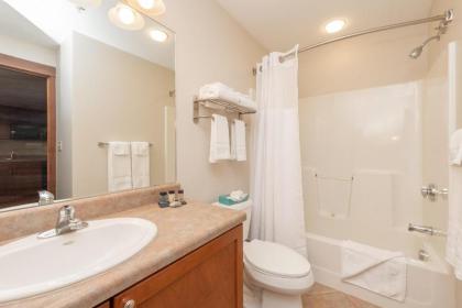 A117- Lake View Suite with 1 Bedroom Private Bathroom Kitchenette & Keurig! - image 12