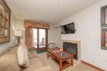 A117- Lake View Suite with 1 Bedroom Private Bathroom Kitchenette & Keurig! - image 2