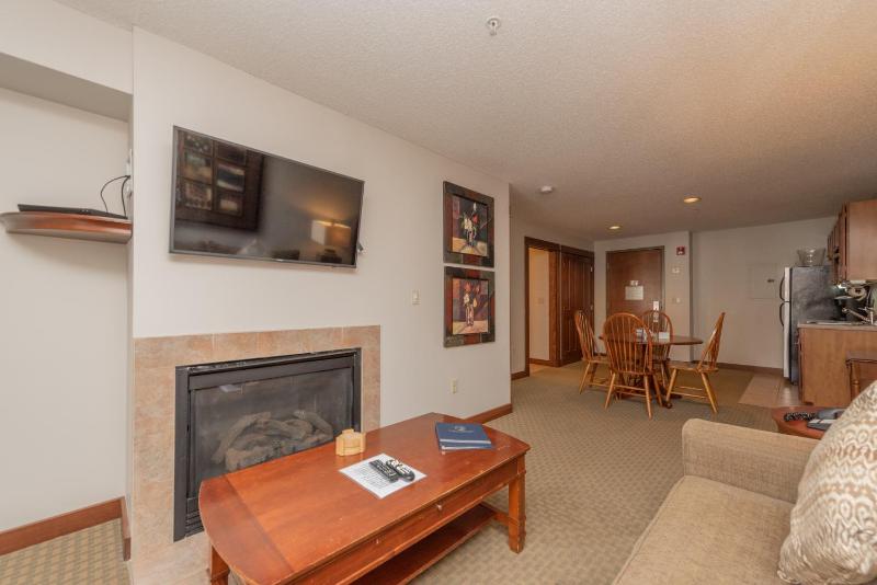 A117- Lake View Suite with 1 Bedroom Private Bathroom Kitchenette & Keurig! - image 3