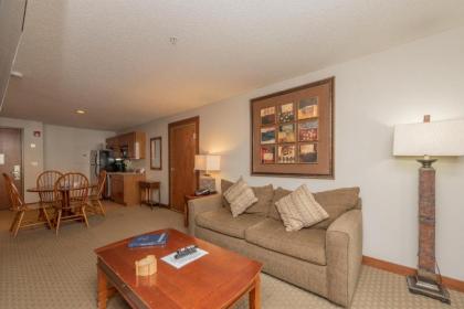 A117- Lake View Suite with 1 Bedroom Private Bathroom Kitchenette & Keurig! - image 4