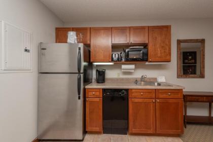 A117- Lake View Suite with 1 Bedroom Private Bathroom Kitchenette & Keurig! - image 5