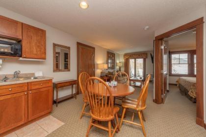 A117- Lake View Suite with 1 Bedroom Private Bathroom Kitchenette & Keurig! - image 6