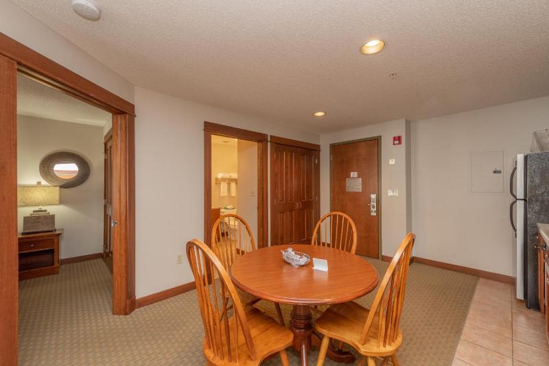 A117- Lake View Suite with 1 Bedroom Private Bathroom Kitchenette & Keurig! - image 7