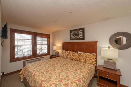 A117- Lake View Suite with 1 Bedroom Private Bathroom Kitchenette & Keurig! - image 8