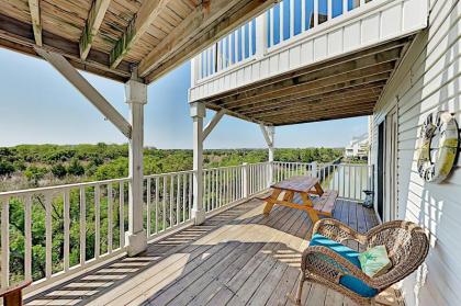 Jinks Creek Corner Unit with Pool 2 Blocks to Beach condo