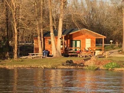 B&R Lakeside Cabins & RVs Retreat