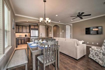 Spacious Lake Livingston Condo with Dock and Pool - image 5