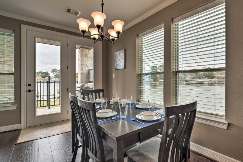 Spacious Lake Livingston Condo with Dock and Pool - image 7