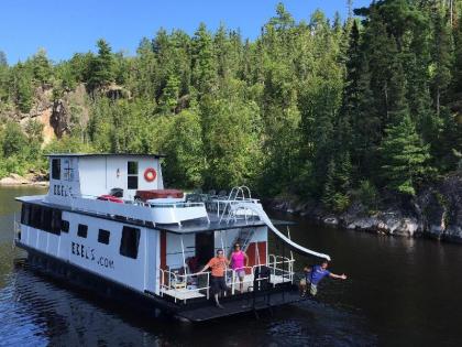 Ebel's Voyageur Houseboats