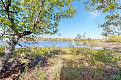 Cottage by the Bay - image 6