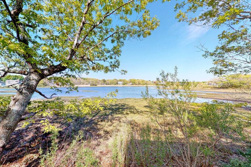 Cottage by the Bay - image 6