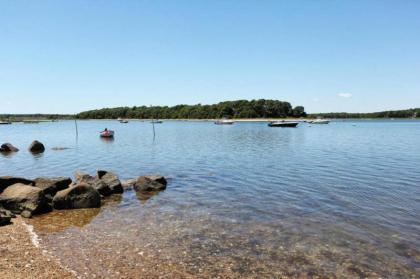 Cottage by the Bay - image 9