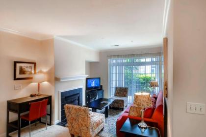 Global Luxury Suites at the Junction - image 10