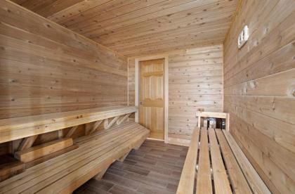 Birds-Eye Lodge - HOT TUB OPEN! - 180 Degree Views of Beaver Lake - Sauna!