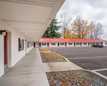 Econo Lodge - image 3