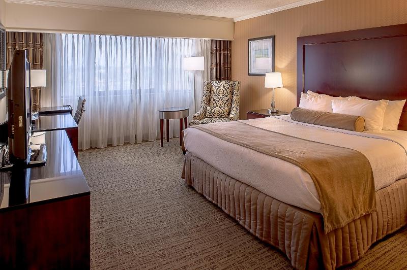 Crowne Plaza Hotel St. Louis Airport an IHG Hotel - image 5