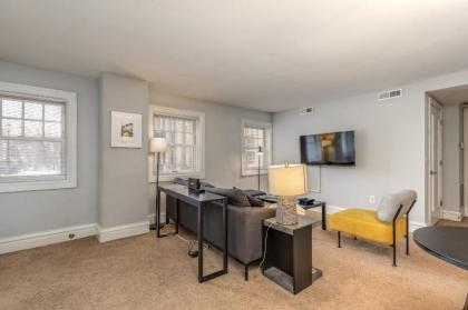 Classic CWE 2BR with Full Kitchen by Zencity - image 9