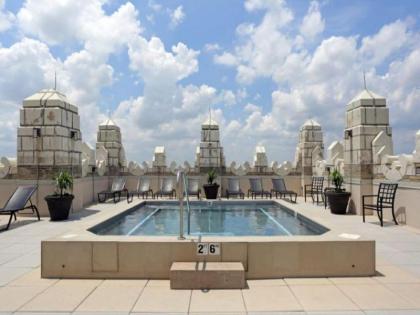 Jacuzzi in the sky Luxe 2BR condo with parking by CozySuites Missouri