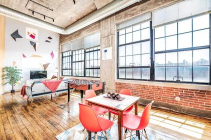 2BR Architects StUNNING loft by CozySuites Missouri