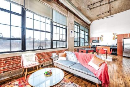 2BR Architect's STUNNING loft by CozySuites - image 7