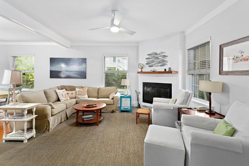 Large and Bright East Beach Home! - image 6