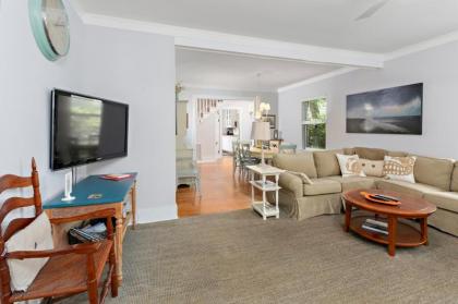 Large and Bright East Beach Home! - image 7