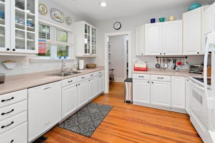 Large and Bright East Beach Home! - image 8