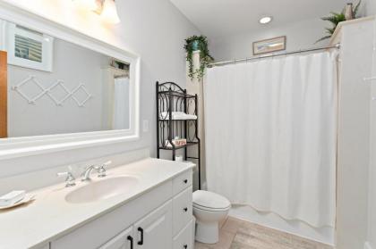 Large and Bright East Beach Home! - image 10