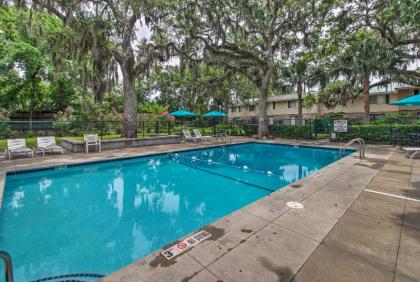 St Simons Island Townhome with Stone Patio and Pool! - image 14