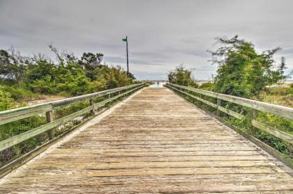 St Simons Island Townhome with Stone Patio and Pool! - image 15