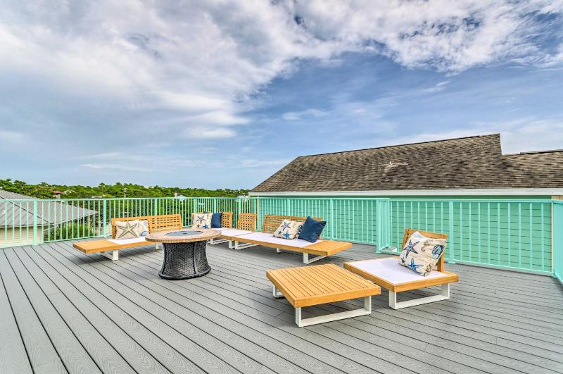 Sunny Santa Rosa Beach Escape with Rooftop Deck - image 2