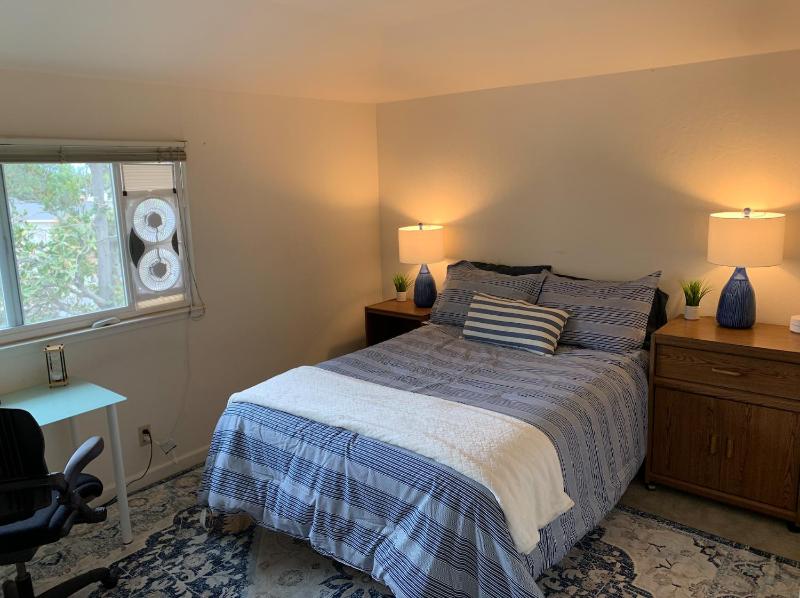 Gorgeous Queen Bedroom in Lg Saratoga House - Cars Available - image 2