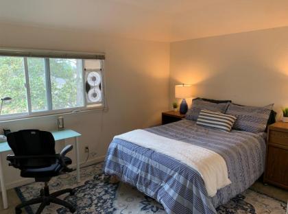 Gorgeous Queen Bedroom in Lg Saratoga House - Cars Available - image 8