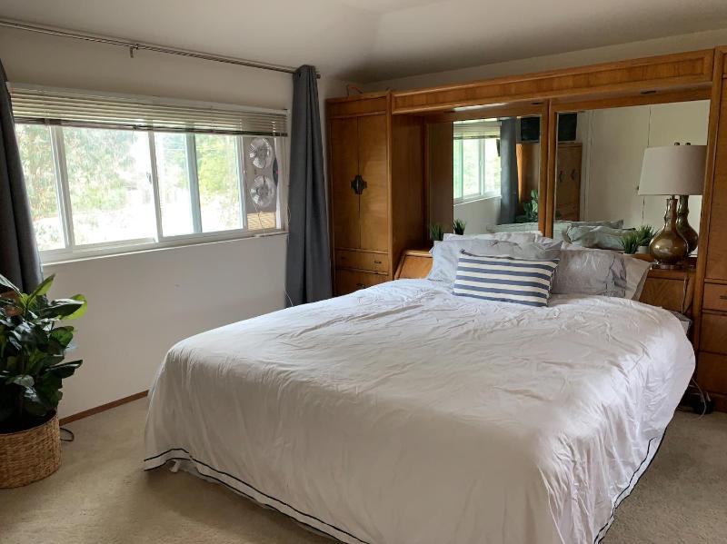 Spacious Master Bedroom w Own Bath in Lg Saratoga House - Cars Available - image 3