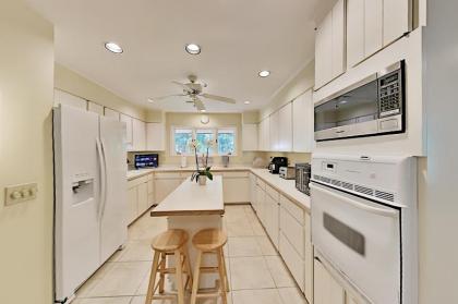 Five Oaks Coastal Cottage in Gated Seabrook Island home - image 10