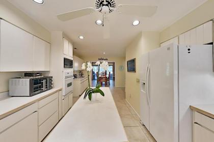 Five Oaks Coastal Cottage in Gated Seabrook Island home - image 11