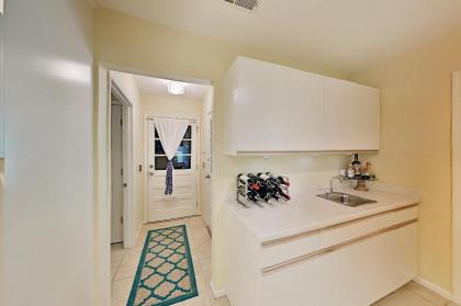 Five Oaks Coastal Cottage in Gated Seabrook Island home - image 12