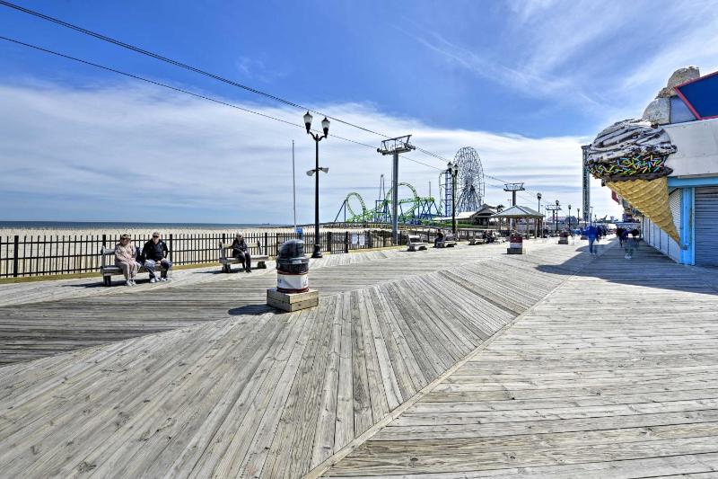 Seaside Heights Condo with Deck Less Than half Mi to Boardwalk! - image 5