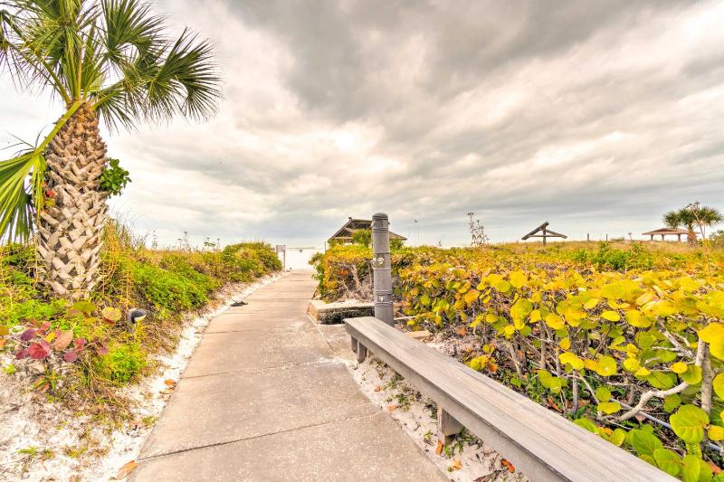 Resort-Style Siesta Key Condo Walk to Beach! - image 3