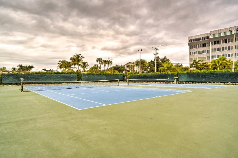 Resort-Style Siesta Key Condo Walk to Beach! - image 4