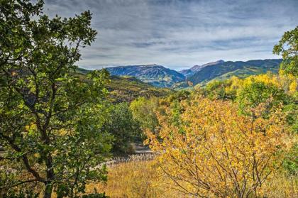 Snowmass Couples Getaway with Mtn Views and Deck - image 3