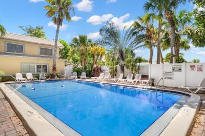 Waves 18 2 Bedroom Pool View Heated Pool BBQ WiFi Sleeps 6