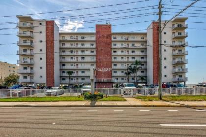 Sea Breeze 401 NEW! Amazing Beach Front/Walk to John's Pass! - image 4