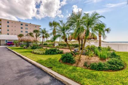 Sea Breeze 401 NEW! Amazing Beach Front/Walk to John's Pass! - image 8