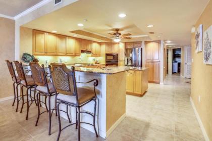 La Contessa - Luxurious updated beach front beauty! - image 10