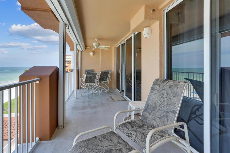 La Contessa - Luxurious updated beach front beauty! - image 5