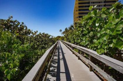 Sunset Beach oasis: Modern beach style on the sand - image 9