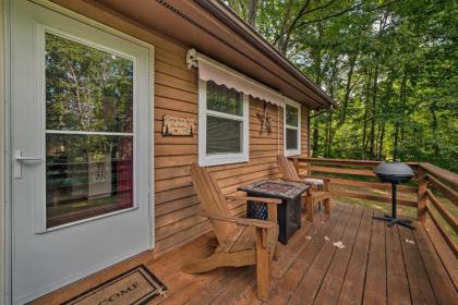 Cozy Home with Deck 9 Mi to Shenandoah Natl Pk