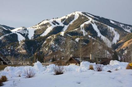 Snowcreek Condominiums Summer Pool with Sun Valley Amenities - image 7